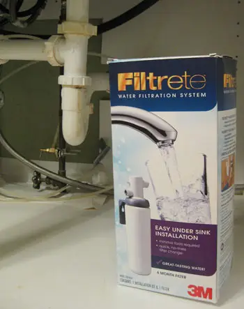 Cómo instalar un sistema de filtración de agua debajo del fregadero