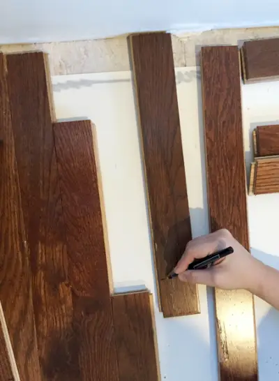 instalar tablas de marcado de pisos de madera para cortar