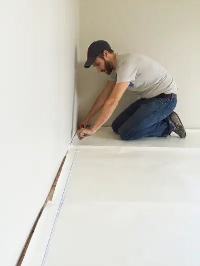 installare pavimenti in legno creando una linea di gesso