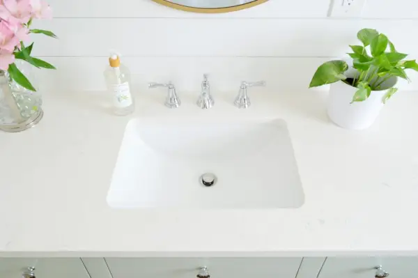 Lavabo de baño con grifo plateado