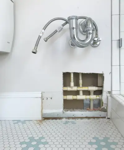 Fuite de salle de bain exposée dans le mur