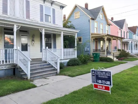 Strandduplex vóór straatopname Roze huis