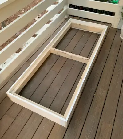 Cadre de plate-forme 2x4 entièrement construit avec 1x8 blanc autour de l'extérieur