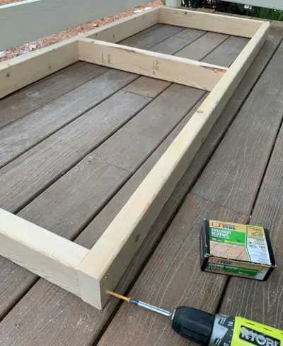 Skruing av 2x4 treramme for oppheng av daybed