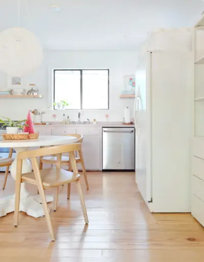 Passerelle pour réfrigérateur à étagères divisées dans la cuisine