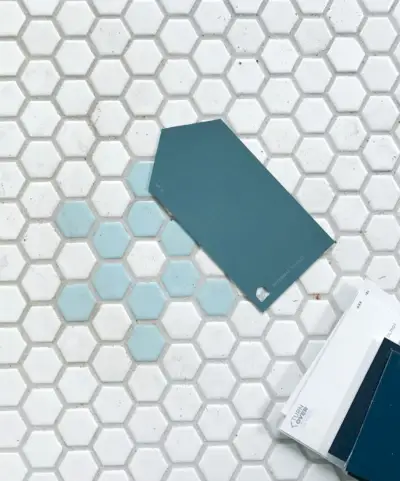 Échantillon de peinture sur un sol hexagonal en carrelage bleu