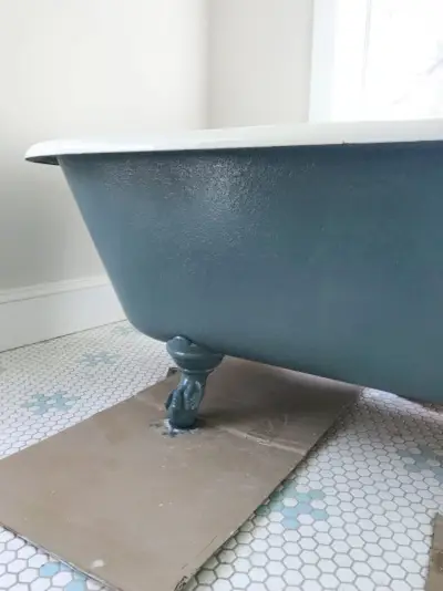 Maalattu ulkopinta remontoidun vintage clawfoot tub