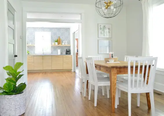 Comedor dúplex con cocina azul y madera al fondo