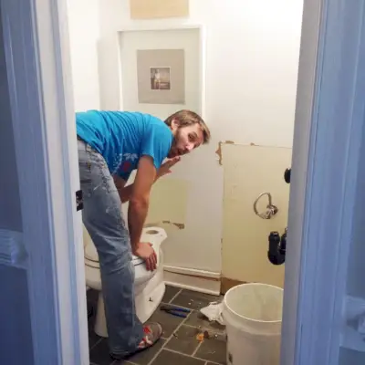 John removendo o vaso sanitário do lavabo