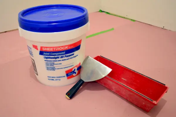 Lama de drywall ou gesso juntam composto com faca spackle e panela de lama