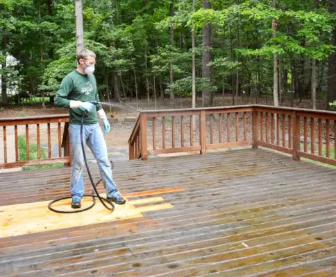 John brumisateur terrasse en bois pour garder le décapant chimique humide