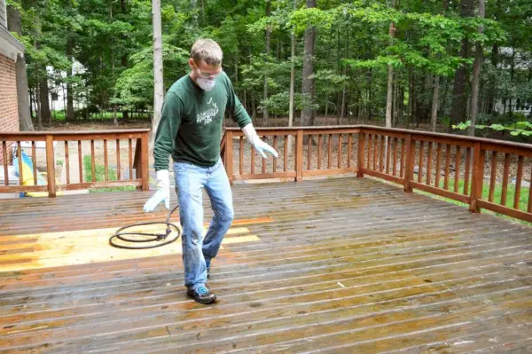 John läuft auf der nassen Deckoberfläche auf Zehenspitzen