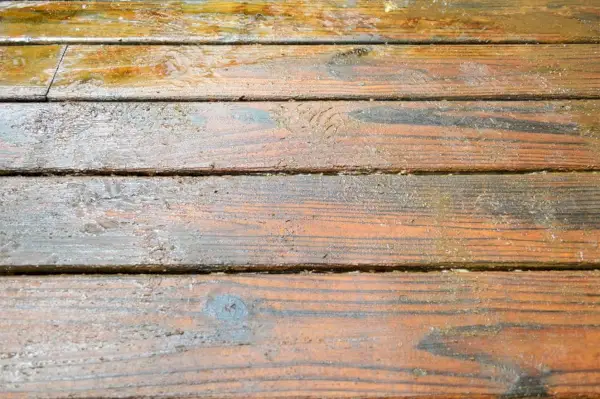 Détail du décapant pour finition de terrasse qui décolle la vieille teinture de la terrasse en bois