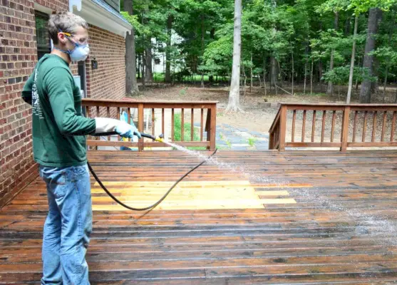 John rince le décapant pour finir la terrasse en bois