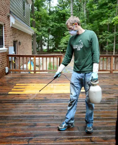 John trägt mit einem Pumpsprüher Deckreiniger-Aufheller auf