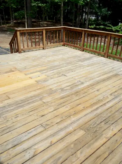 Après photo d'une terrasse blanchie avec du bois frais après le processus de décapage