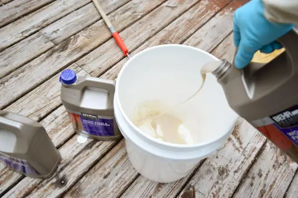 Verser le décapant pour terrasse dans un seau