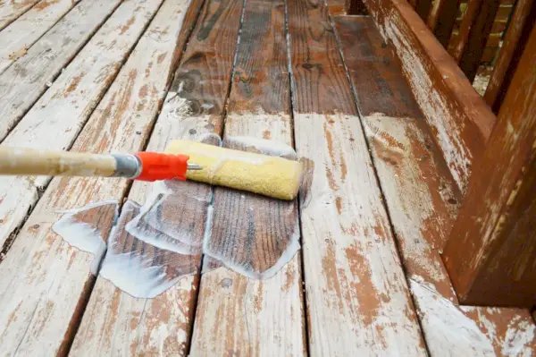 Décapant de finition à rouler sur une terrasse en bois