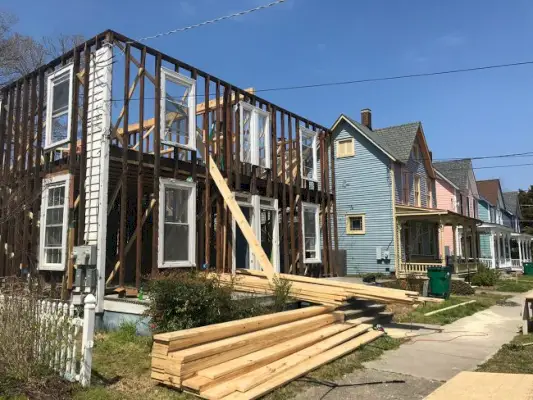 Duplex demo med lyserødt hus i baggrunden