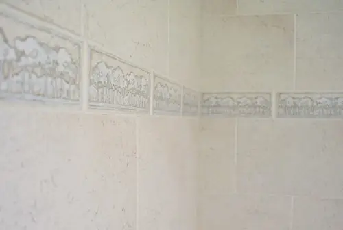 Cómo quitar un borde de azulejo de ducha viejo