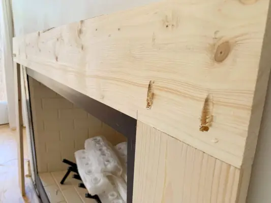 Gros plan d'une pièce de renfort en bois avec des trous de poche pour la fixer ensemble