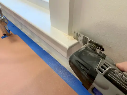 Zuschneiden der Fensterleiste mit Dremel vor dem Einbau der Rückwand