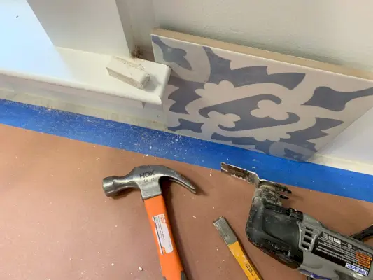 Die Fensterverkleidung ist so geschnitten, dass die Backsplash-Fliese dahinter gleiten kann