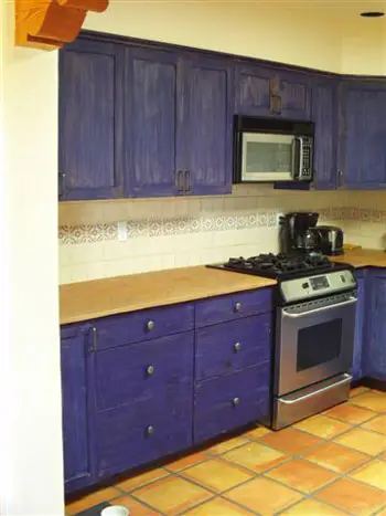 blue-cabinets-adobe-kitchen-color-консултирайте се