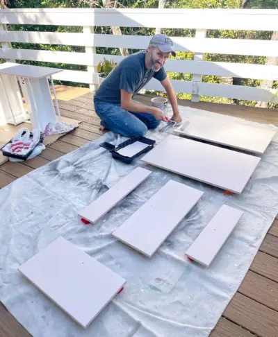 John Painting Ikea-kastdeuren met kleine schuimroller