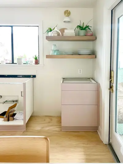 Cocina Ikea medio ensamblada con gabinete con cajones pintados