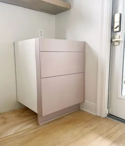 Base d'armoire de cuisine Ikea peinte avec trois tiroirs