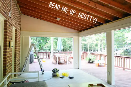 Come installare un soffitto con assi di legno