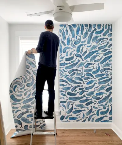 Mural de papel pintado con ballena colgante de John en habitación pequeña