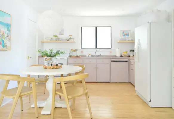 Vista completa da cozinha branca simples com armários inferiores lilás | Sherwin Williams Artístico Rosa