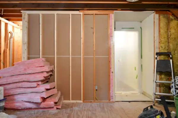 après photo de l'arrière de la buanderie avec des cloisons sèches terminées à l'intérieur