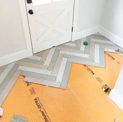 Début du vestiaire à chevrons en tuiles duplex