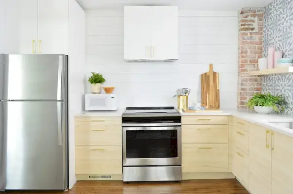 Pared de tablones blancos en cocina dúplex con estantes de madera