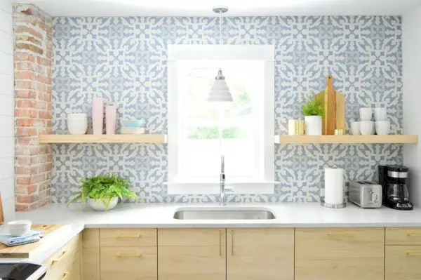 Backsplash אריח כחול עם מדפי עץ פתוחים במטבח דופלקס