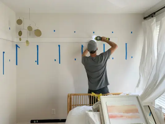 John Nailing Top Rail Along Room Board ja Rima