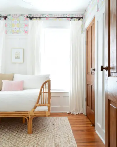 Chambre avec portes en bois et papier peint à décoller et coller avec lit de repos en rotin