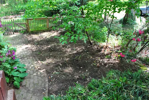 So bereiten Sie eine gepflasterte Terrasse vor und nivellieren sie