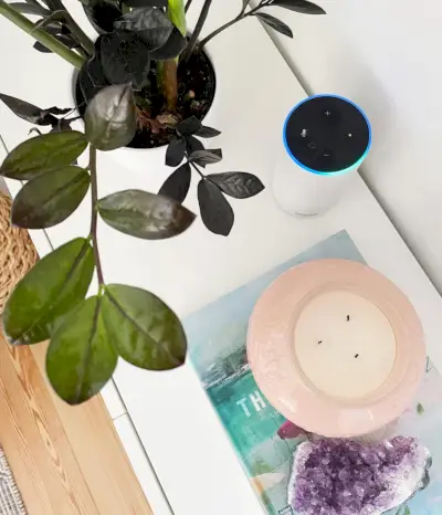 Amazon Echo Alexa látható a konzolasztalon