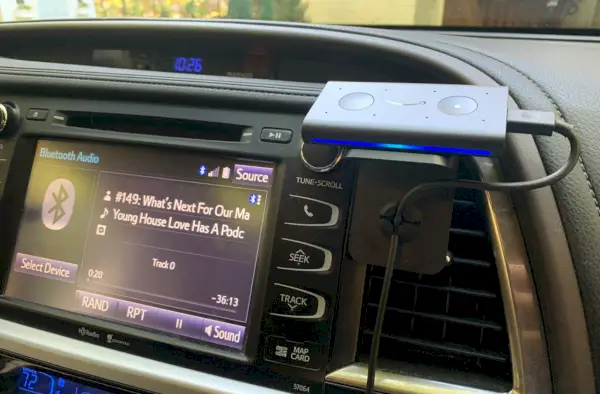 Appareil intelligent Amazon Echo Auto monté sur le tableau de bord de la voiture