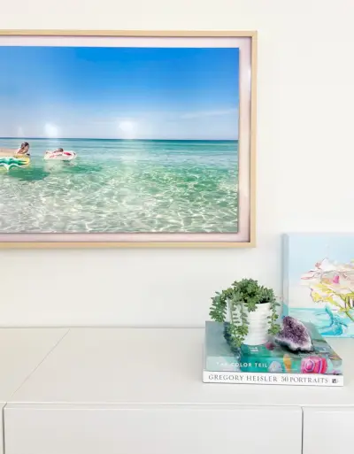 Pametni televizor Samsung Frame z bež okvirjem in plažnim dekorjem