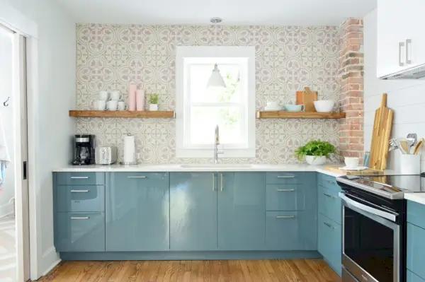 Cucina Duplex Con Armadi Blu E Alzatina Con Motivi Rosa