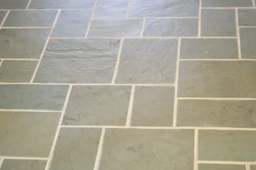 detailní záběr čisté spárovací hmoty mezi břidlicovou dlažbou po aplikaci Polyblend Grout Renew