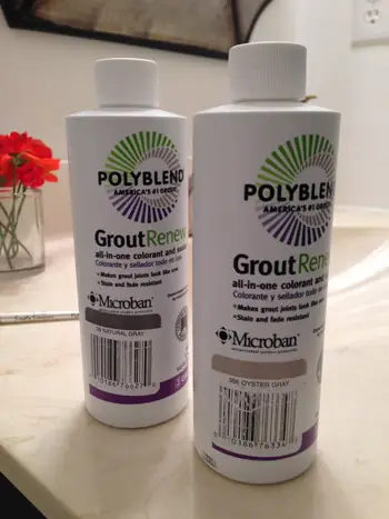 duas garrafas de Polyblend Grout Renew da Home Depot nas cores Natural Grey e Oyster Grey