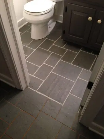 före och efter skillnaden mellan smutsig foglinje och ren foglinje under PolyBlend Grout Renew DIY-projekt