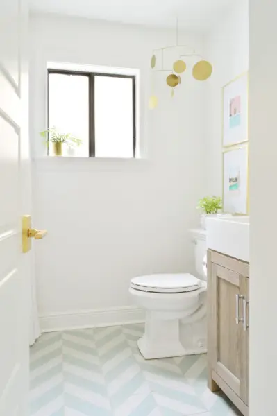 Salle de bain en Floride avec fenêtre givrée et carrelage à chevrons colorés