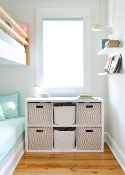 Étagère de rangement à six cubes dans la chambre avec lits superposés pour enfants Beach House